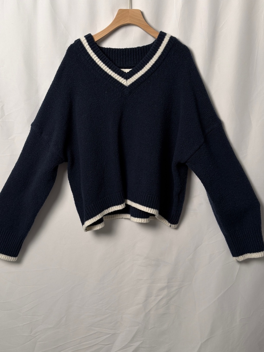 Abercrombie & Fitch Cropped V-Neck Sweater Navy White Trim Relaxed Fit